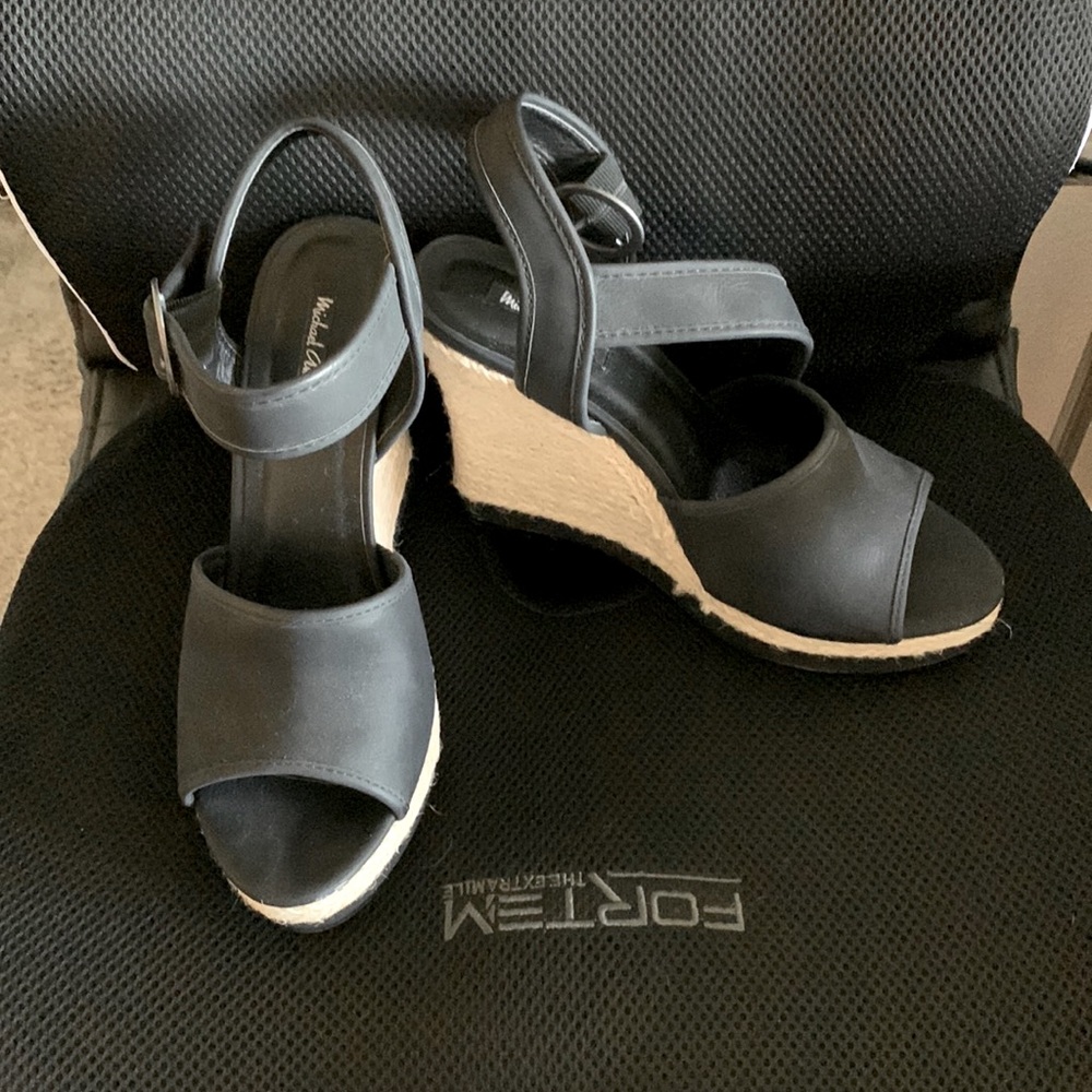 Black/tan wedges